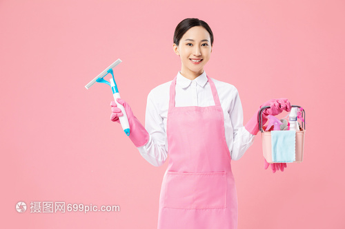 家政保潔員使用玻璃刷的專業(yè)清潔技術(shù)